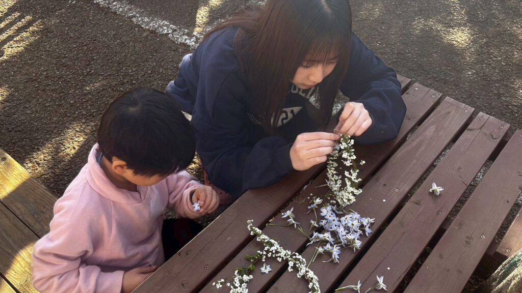 プレーリーダーと子供が遊ぶ様子